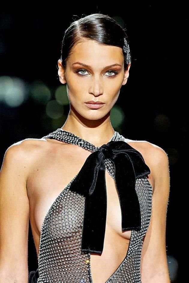 Clásica seducción: Hadid lució un 'smokey eyes' y piel luminosa.