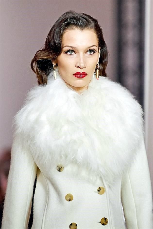 Elegancia femenina: Hadid resaltó su mirada con unas pestañas de impacto y labios radiantes.