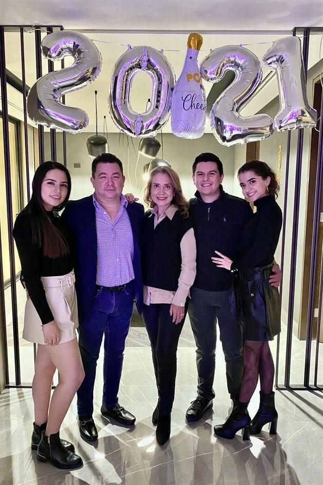 Valeria Ibarra, Willy Ibarra, Mirta Perales de Ibarra, José Carlos Ibarra y Mariana Páez Ávila