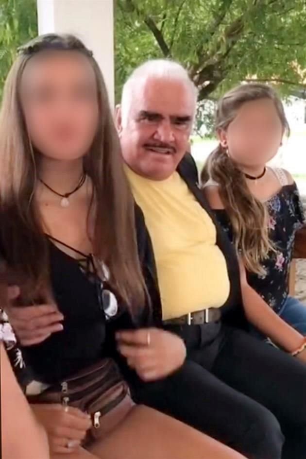 Un video de 2017 en el que se ve al Vicente Fernández tocando el pecho de una fan, cobró viralidad y llenó al cantante de críticas.