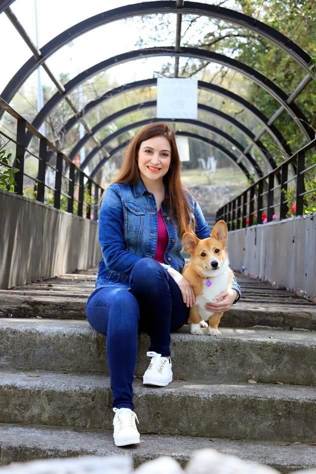 Liza Tejada de Figueroa  con 'Stella' de raza Corgi galés de pembroke