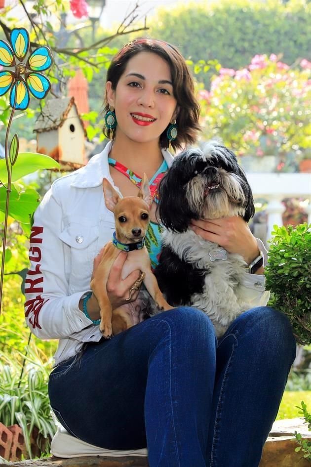 Brenda Niño con 'Nana' de raza Shih Tzu y 'Bubus' de raza Chihuahueño