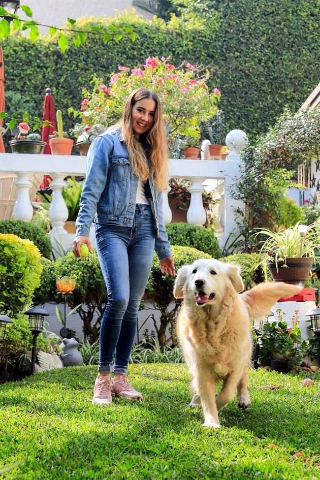Gabriela Reyes con 'Mia' de raza Golden Retriever
