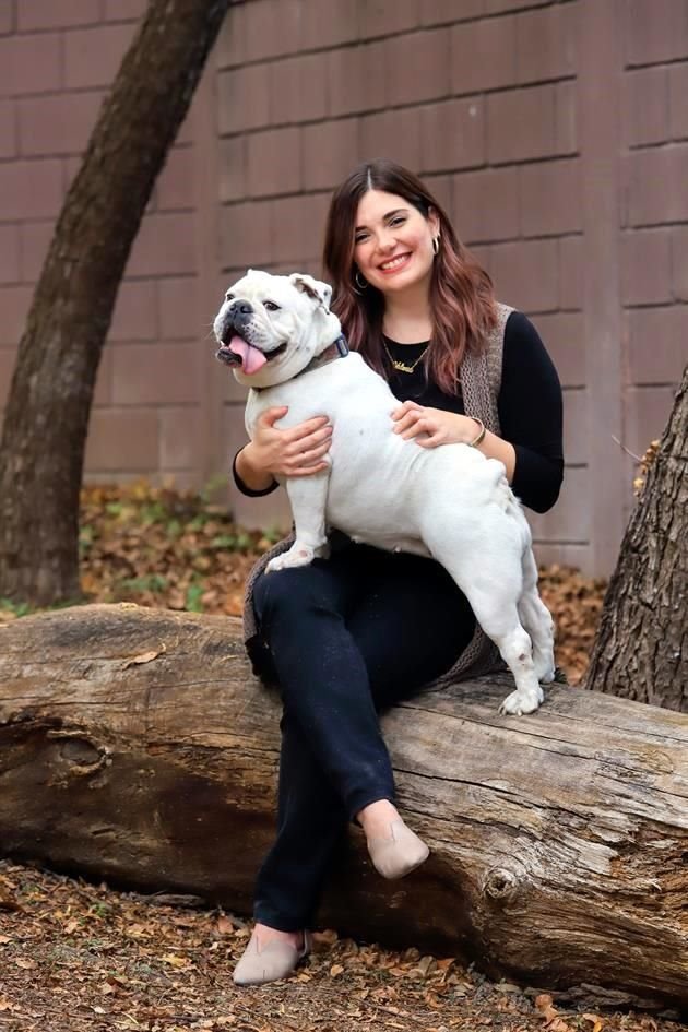 Valeria González con 'Frida' de raza Bulldog Inglés