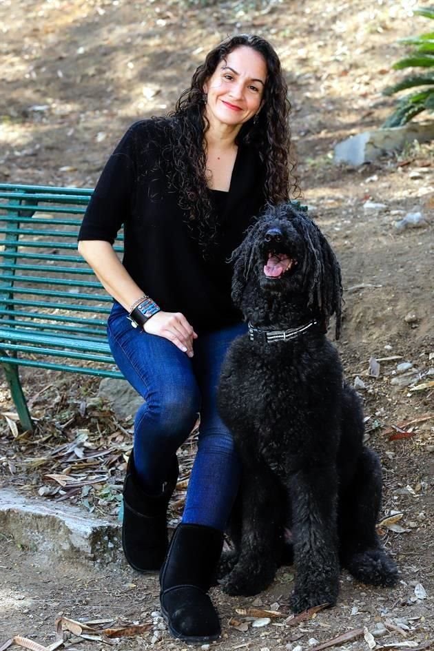 Paty Davila con 'Bruno' de Raza Poodle Standard