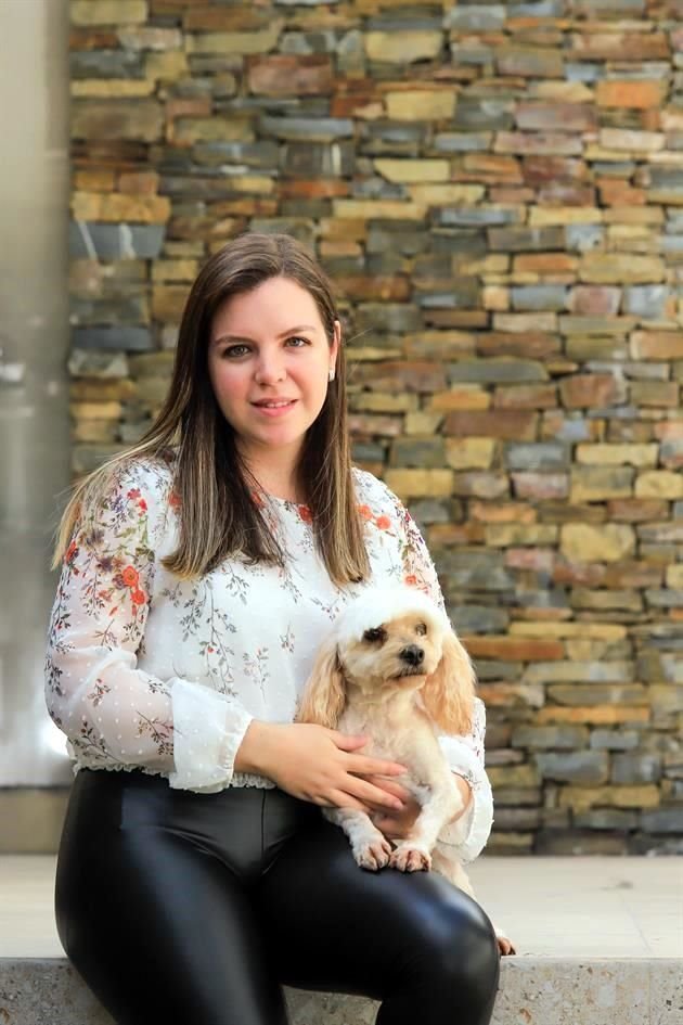 Jannette Ibarra con 'Pinky' de raza French Poodle