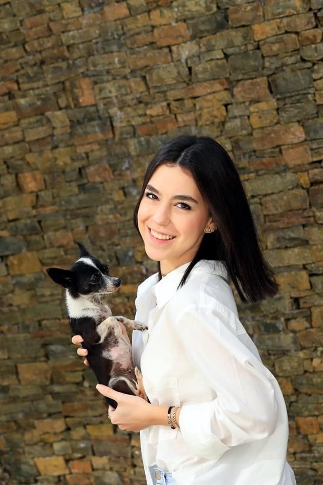 Jannia Ibarra con 'Princess' de raza Chihuahua mini toy cabeza de venado