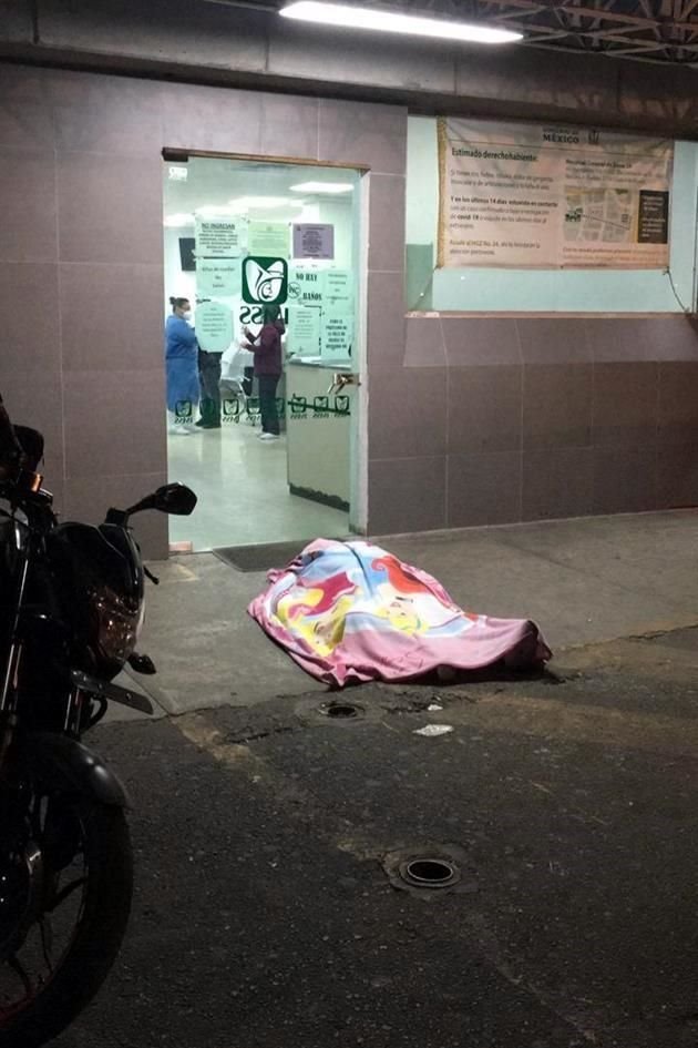 A pesar de que el hombre ya no respondía, el personal médico no abrió la puerta. Ni aunque el hijo de Ricardo les gritó desde el exterior, implorándoles.