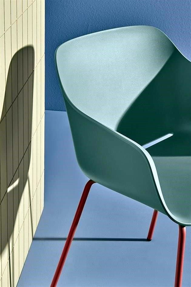 La silla Babila XL gris reciclado se puede equipar con patas de madera en color rojo.
