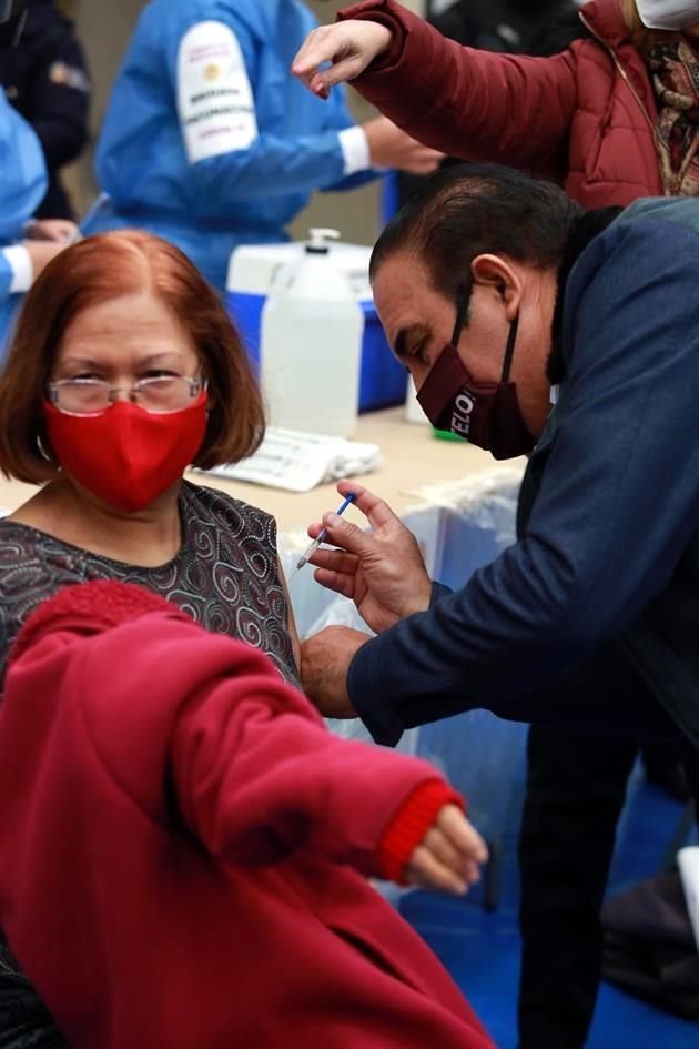 El Secretario de Salud, Manuel de la O, estuvo presente en Linares para el inicio de la vacunación contra Covid.