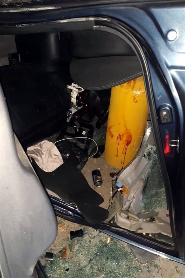 Paramédicos de la Cruz Roja, elementos de Protección Civil de Monterrey y agentes viales trabajaron para rescatar al conductor atrapado.