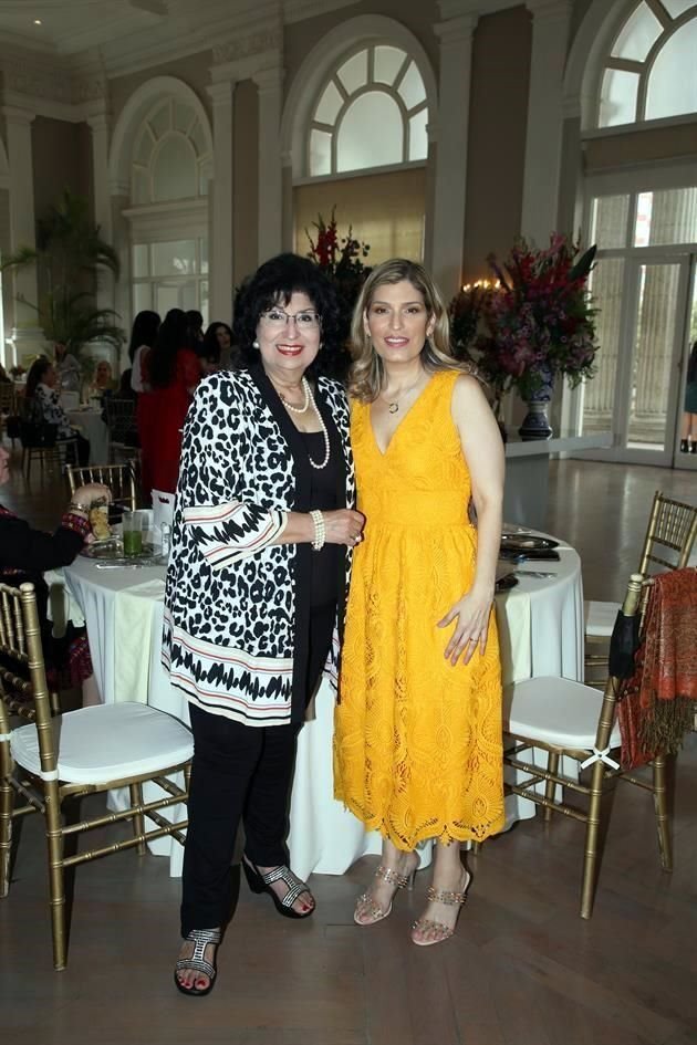 Hilda Bravo de Vargas y Karla Vargas