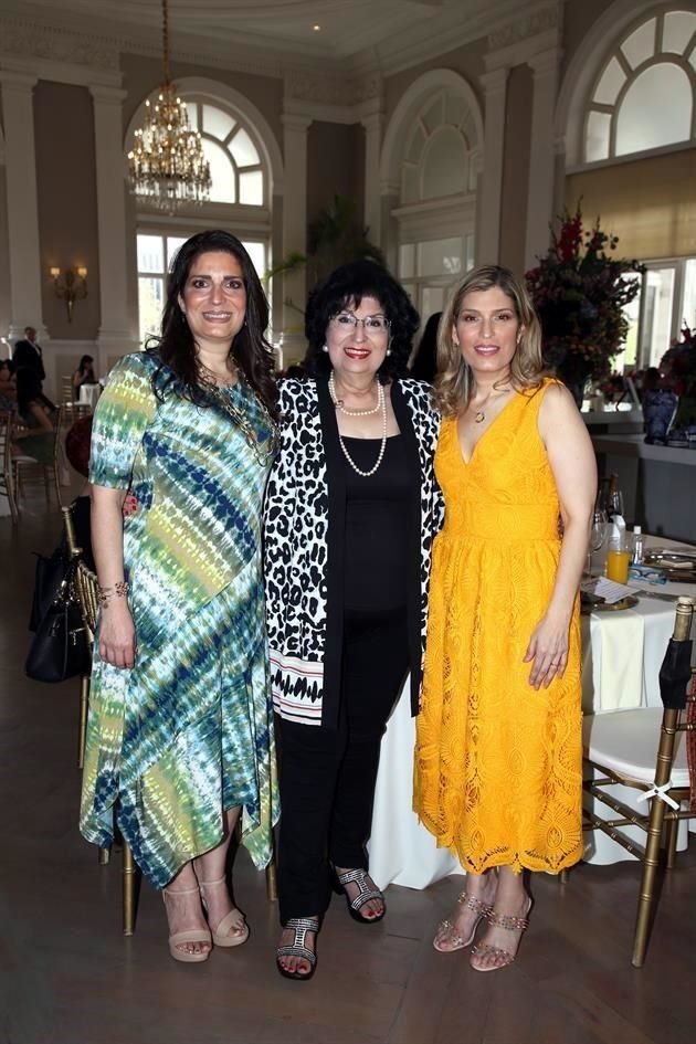 Hilda Bravo de Vargas y Karla Vargas