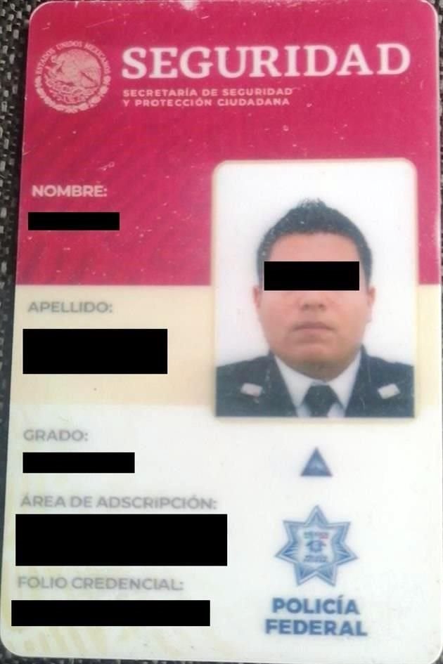 Al hacer una revisión en su mochila, los oficiales encontraron un uniforme y una credencial que lo acreditaba como policía federal.