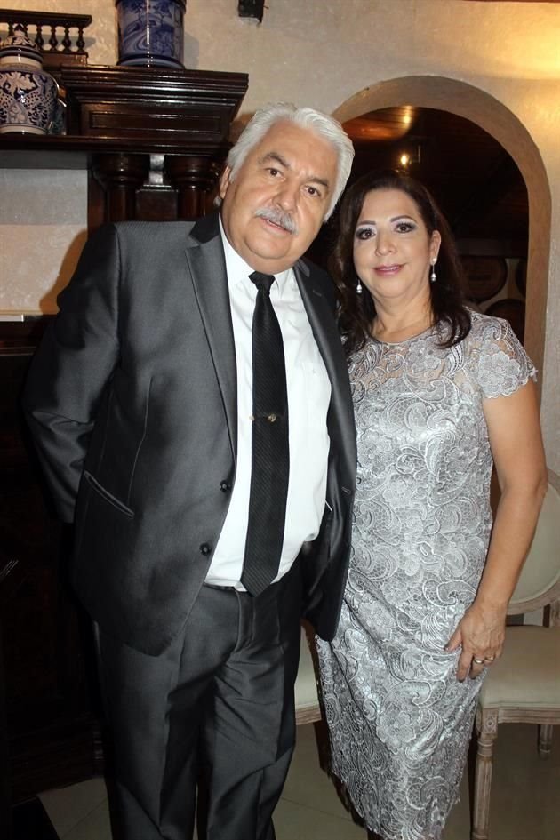 Raúl López Solís y Patricia Juárez de López