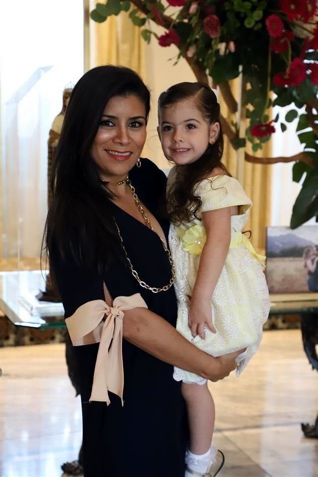 Irene Tejeida de Garza y Evangelina Garza