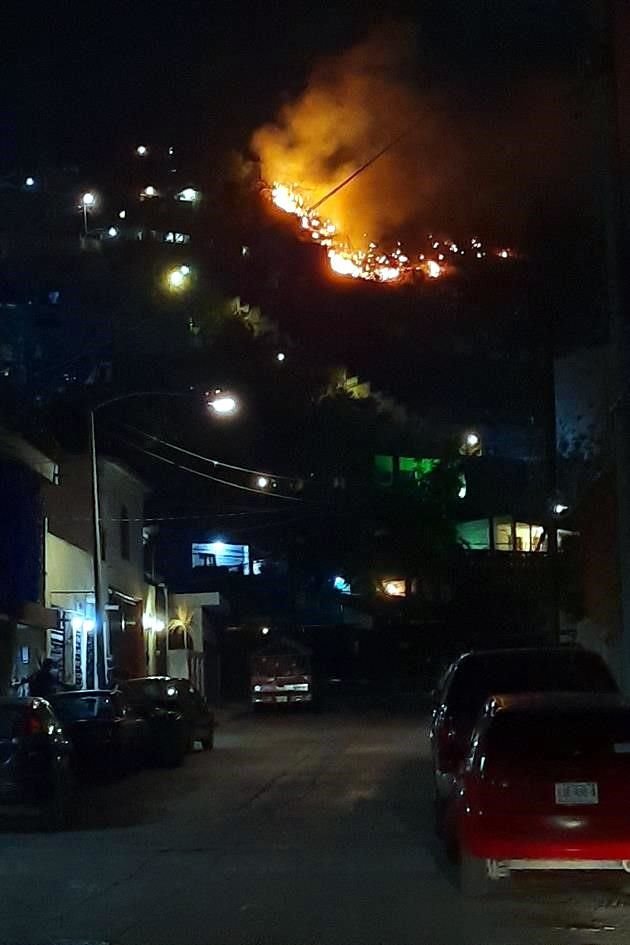 El fuego se extendió cerca de unos domicilios en la Colonia Altamira.