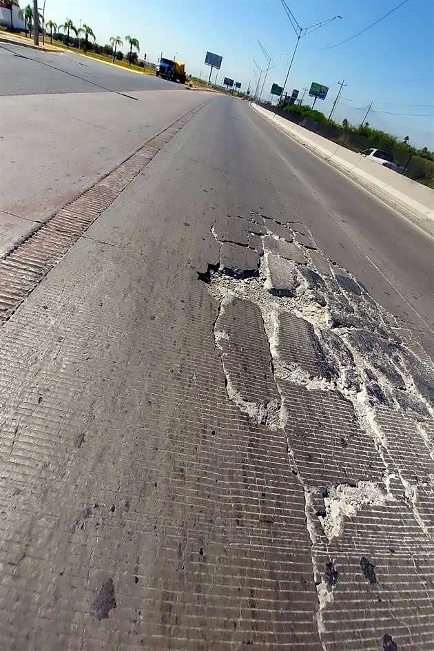 Los pozos y grietas representan un mayor riesgo ante las altas velocidades con las que circulan los usuarios de la autopista.