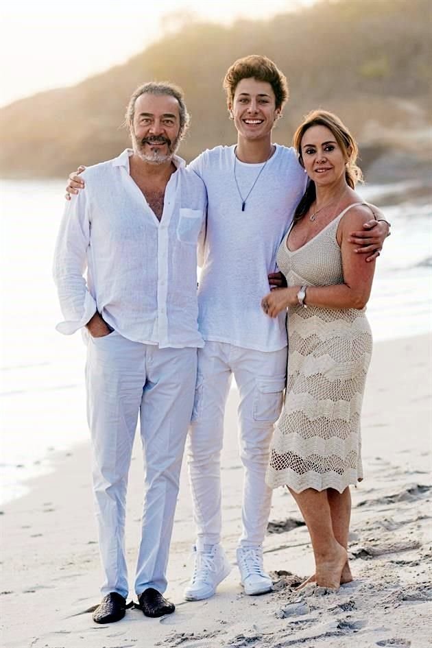 Juanpa Zurita fue felicitado por sus papás, Fernando Martínez Zurita y Tere Arellano.