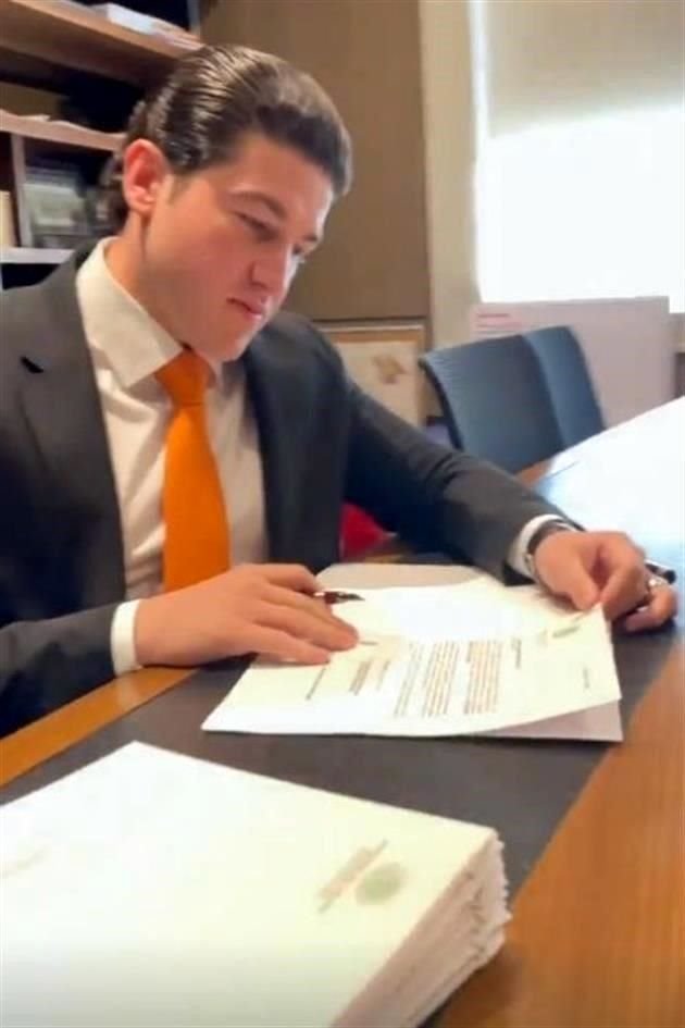 El gobernador electo compartió en sus redes la firma de los nombramientos.