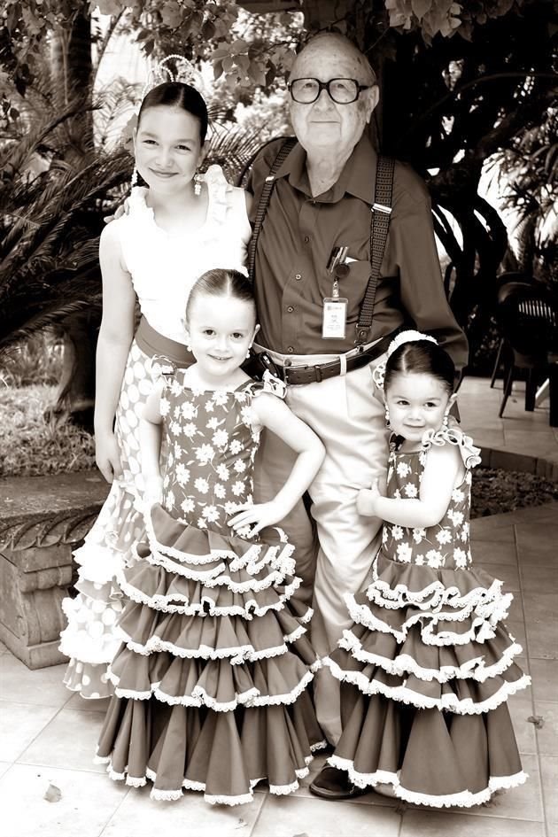 CON SUS NIETAS. Ana Sofía, María Fernanda y Carolina Viejo Barragán