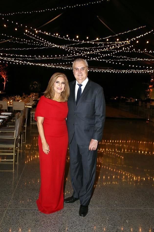 Mayra Sánchez de González y Guillermo González