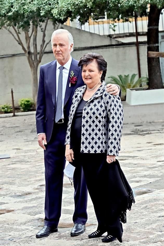 Lorenzo Milmo Rangel, papá del novio, con su mamá Romelia Rangel <br>