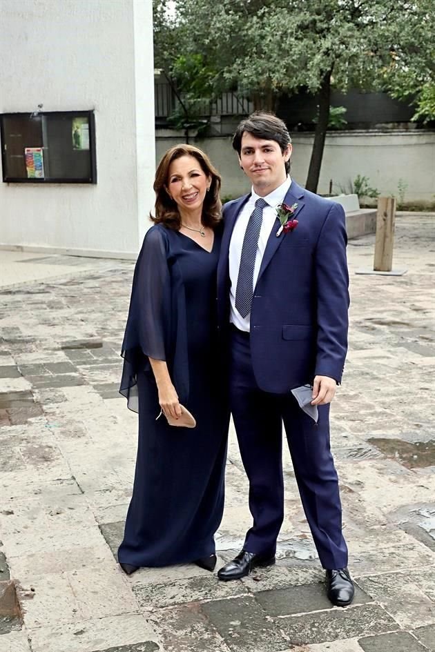 Rosa Ramírez de Zepeda, mamá de la novia, y Gerardo Zepeda Ramírez, hermano de la novia