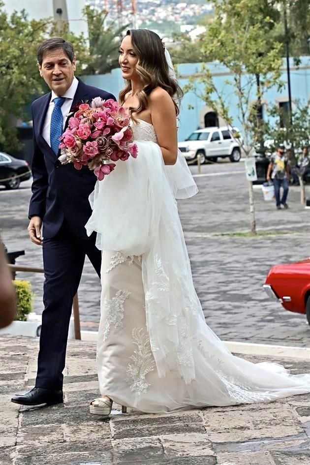 Gerardo Zepeda Olivares, papá de la novia, junto a su hija