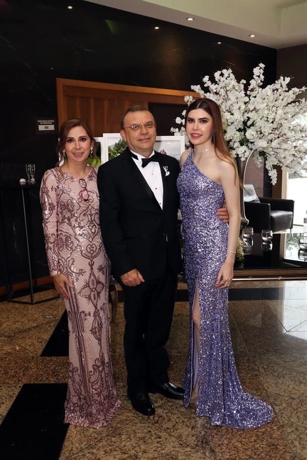 FAMILIA DE LA NOVIA Roberto Chapa Gutiérrez, Olga Elizondo de Chapa y Marisol Chapa Elizondo