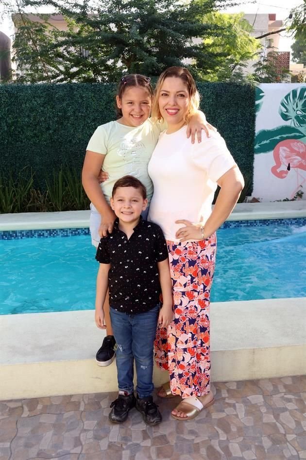 Regina Morales, Rosa Ángela Gutiérrez y Dante Morales