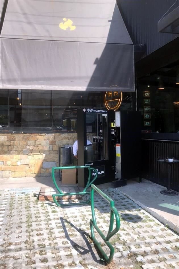 Las máquinas de cigarros electrónicos se encuentran afuera de negocios, donde puede comprar cualquier persona, incluso, los niños.