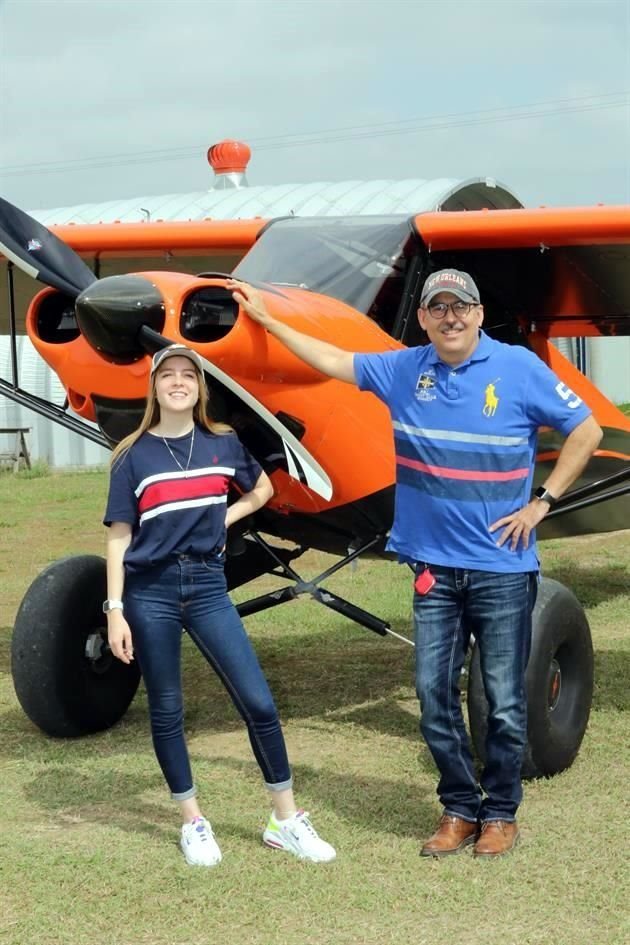 Evelyn Cárdenas y Arturo Guerra, en un Carbon Cub