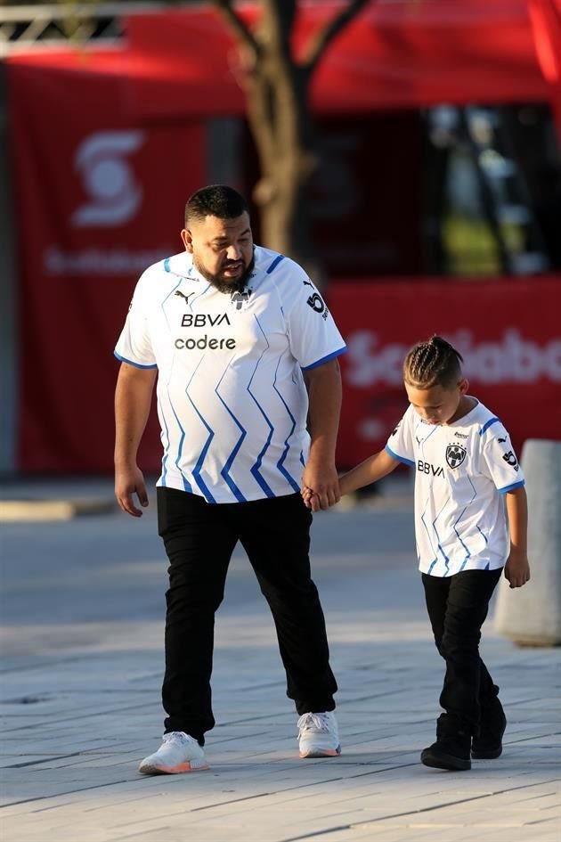 Observa los detalles del ambiente de la Final Rayados-América por la Concachampions.