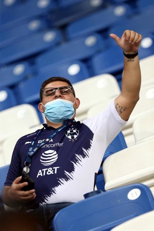 Más del ambiente en el BBVA en la Final de Concachampions.