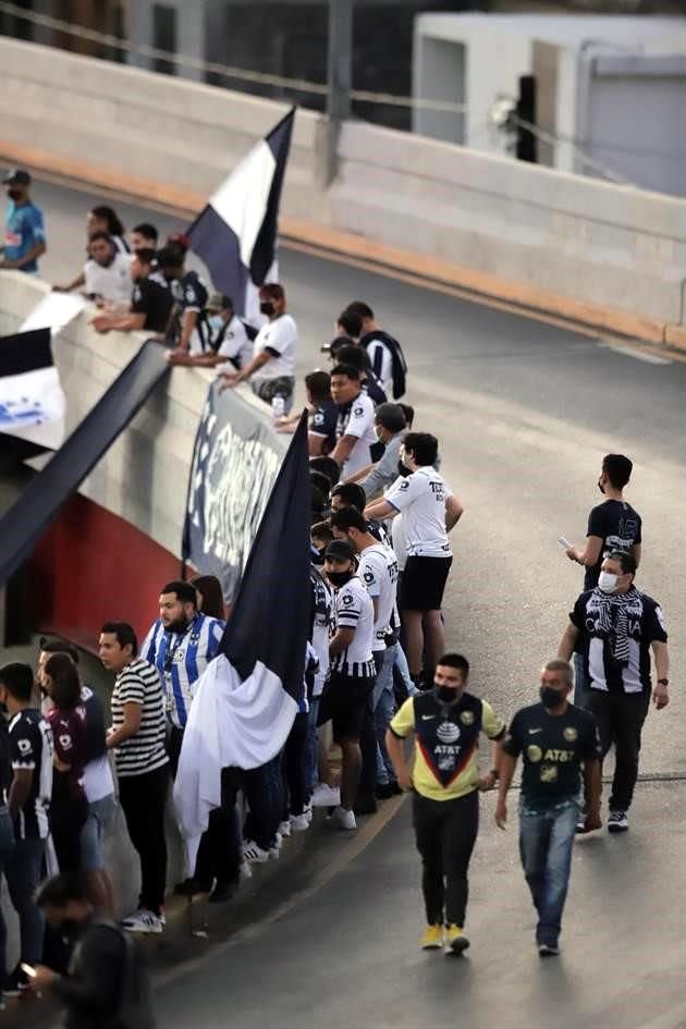 Más del ambiente en el BBVA en la Final de Concachampions.