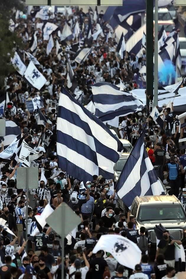 Más del ambiente en el BBVA en la Final de Concachampions.