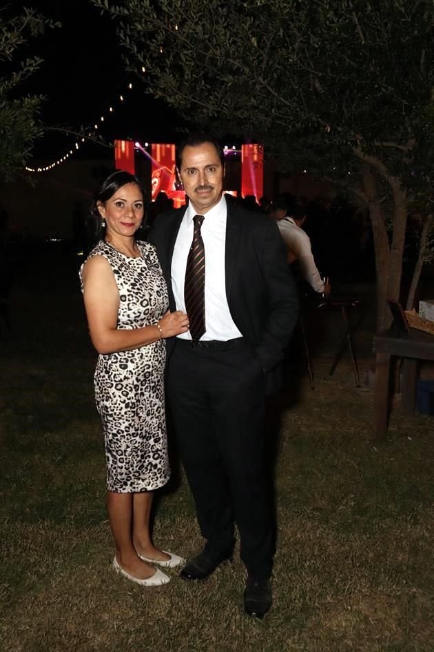 Tere Palomino de Martínez y Pedro Martínez