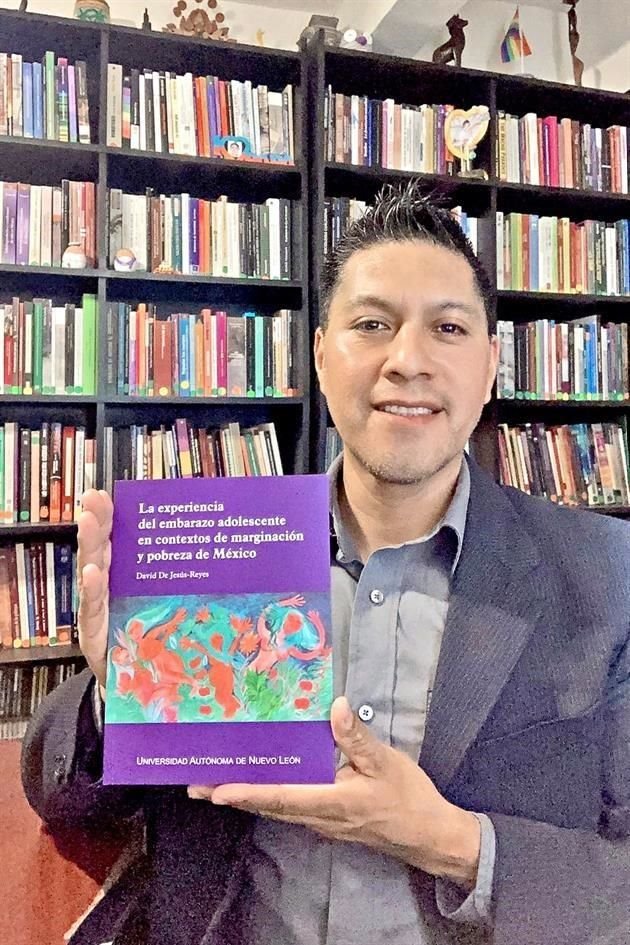 El investigador David de Jesús-Reyes y su libro.