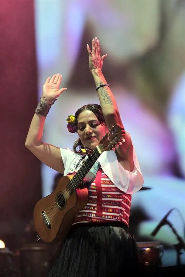 La cantautora mantuvo a sus fans bailando por espacio de 50 minutos, en los que cantó 'Envidia', 'Clandestino' y 'Dignificada', entre otras piezas.