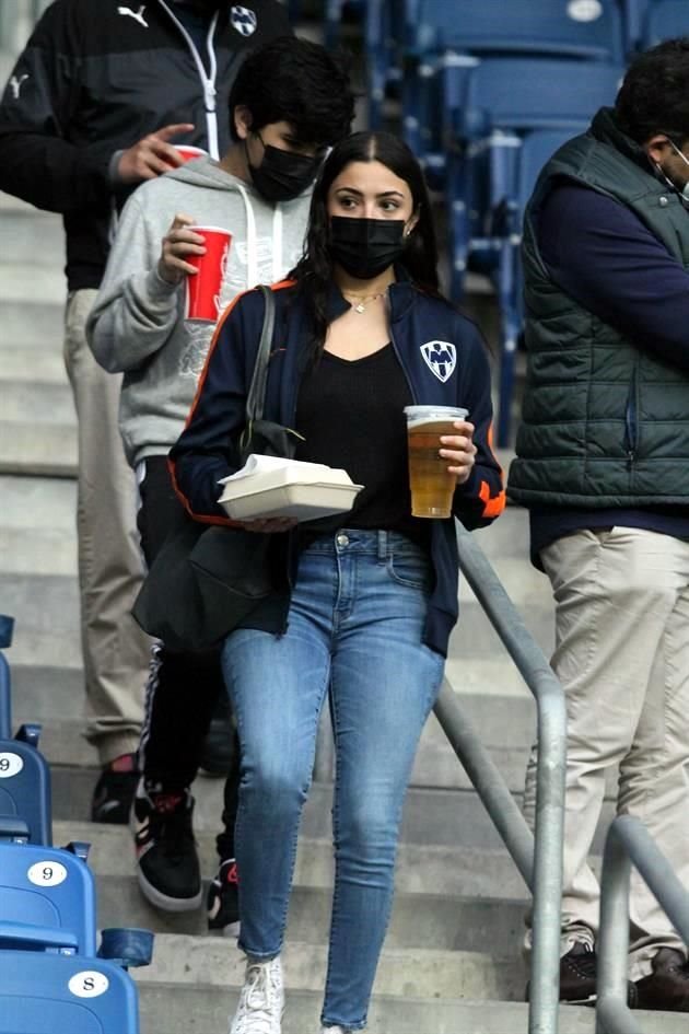 La afición de Rayados cumplió con los lineamientos de uso de cubrebocas para ingresar al estadio.