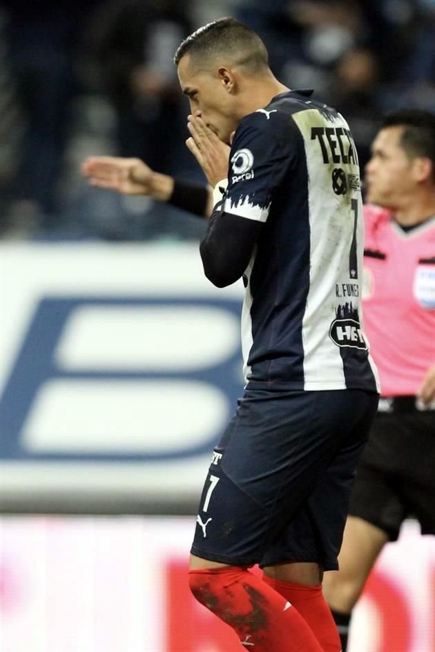 Rogelio Funes Mori falló el penal al medio tiempo, perdiéndose el récord goleador en Rayados.