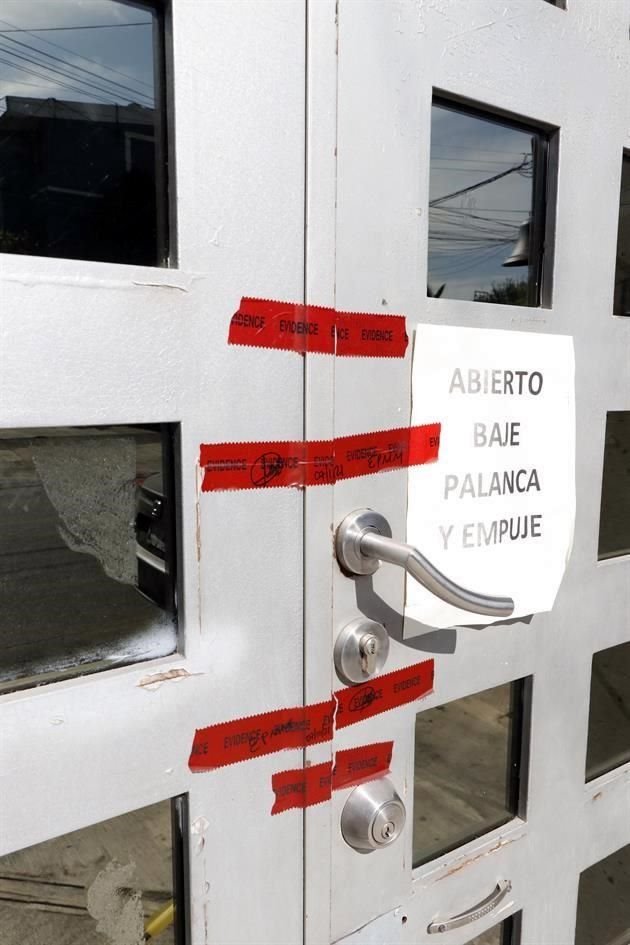 Los sellos de clausura permanecen en la puerta de la clínica de la tragedia.