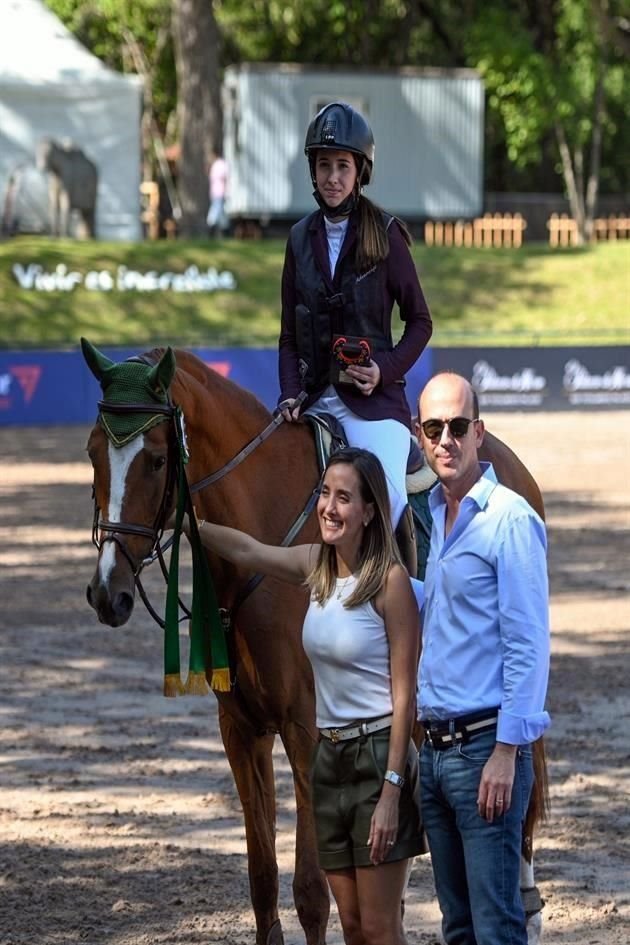 Eugenia Cueva junto a sus papás, Martha García de Cueva y Andrés Cueva