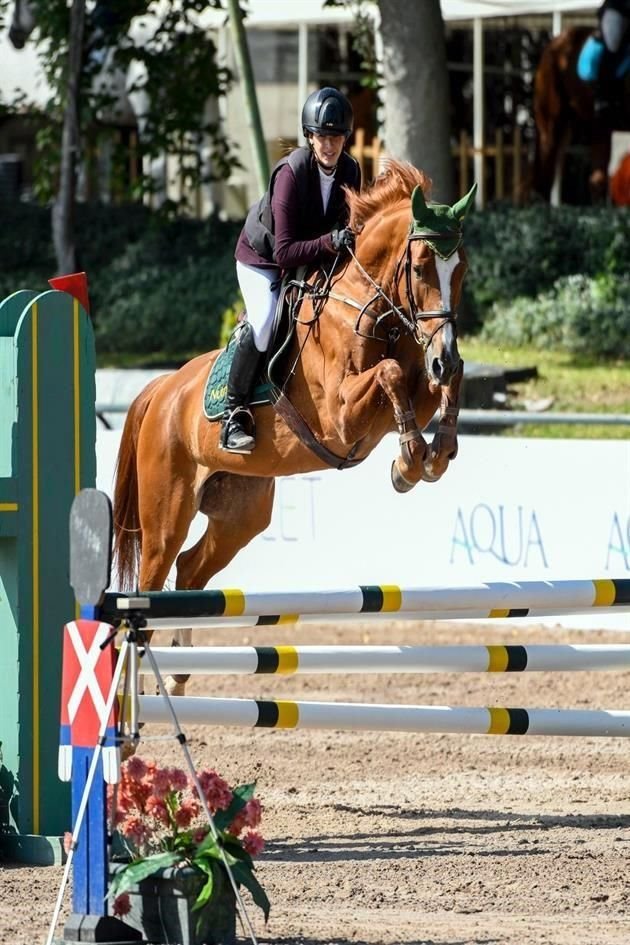 Eugenia Cueva García, en lomos de 'Macarena'
