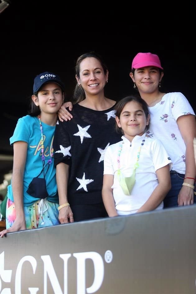 Sasha Quintanilla, Jenny Quintanilla, Natasha Quintanilla y Mónica Quintanilla