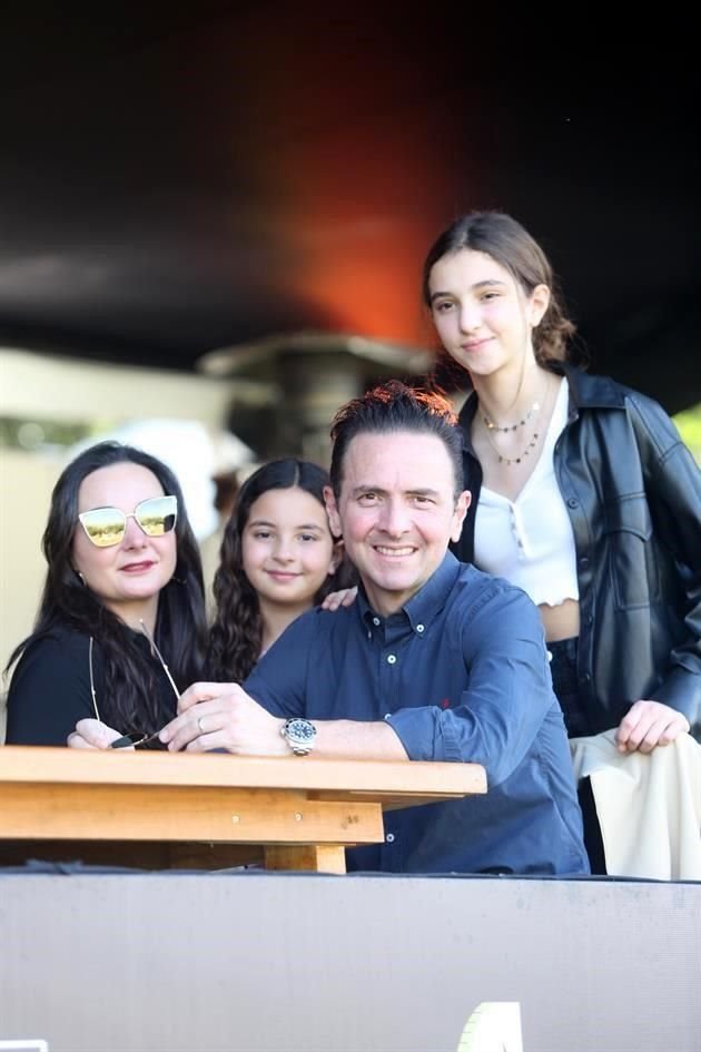 Carolina Flores de Naya, Andrea Naya, Camila Naya y Ricardo Naya