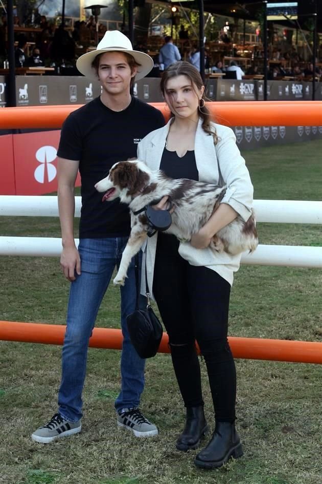 Federico García y Yanela González, con su mascota' Kia'