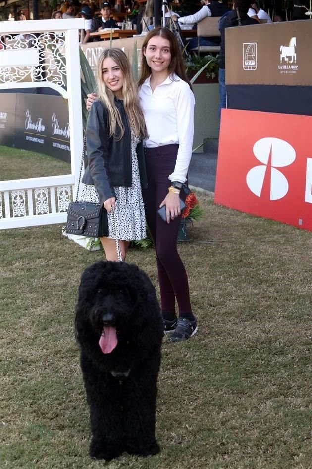 Ainhoa García y Olivia Treviño, con su mascota 'Otto'