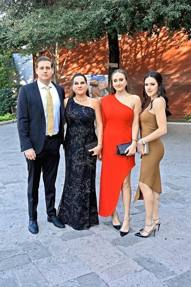 Juan Carlos Calderón, Brenda Arpee de Calderón, Elena Calderón y Florencia Calderón